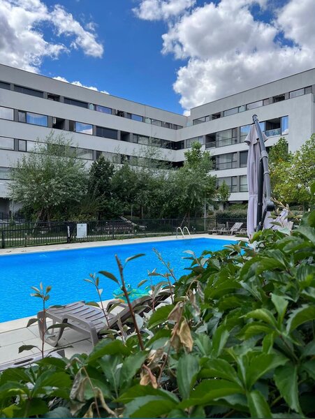 Vand ap 3 camere, complex Atria Urban Resort, se preda la cheie